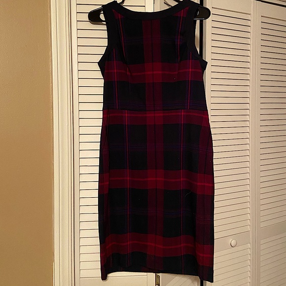 Navy and maroon plaid dress. Very cute with a belt ✔️ - Picture 1 of 3